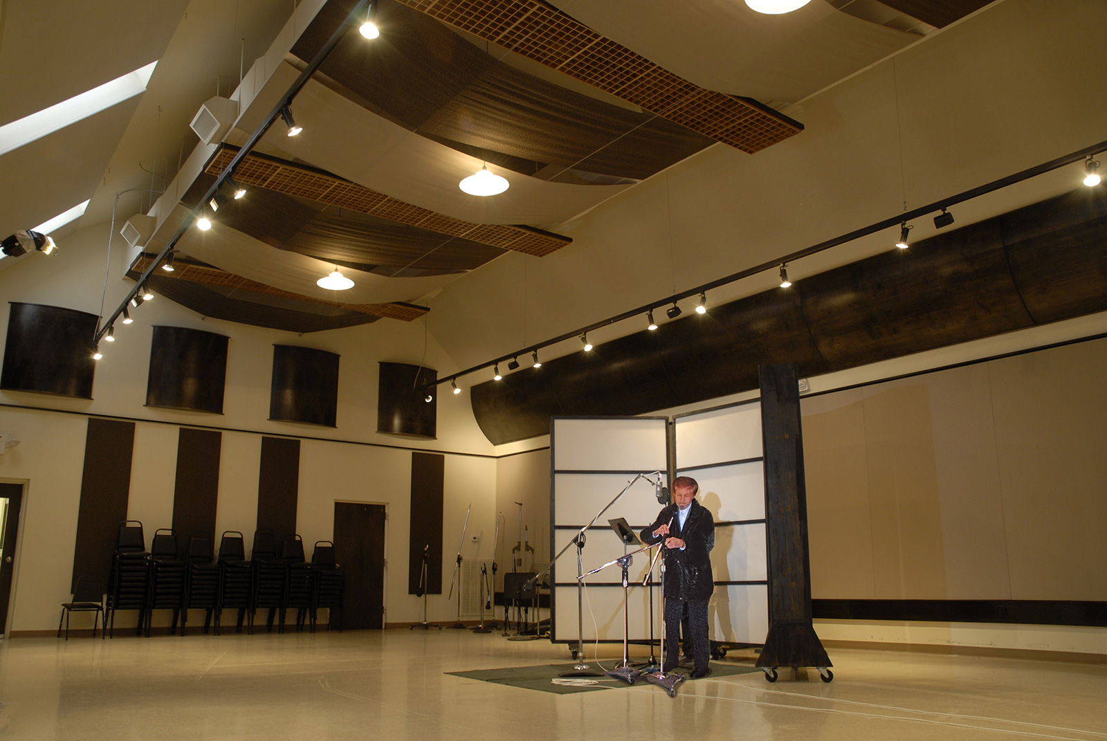 Quonset_Hut_Sonny_James_in_studio