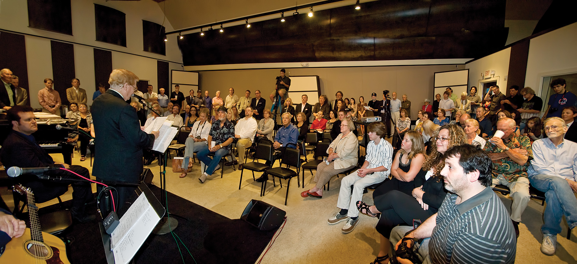 Quonset_hut_tribute_crowd